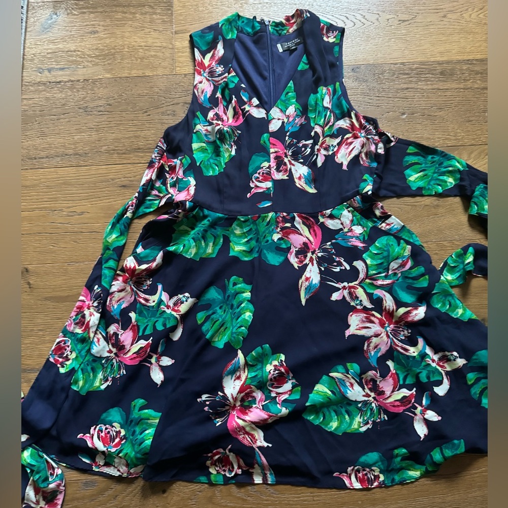 Fully lined Tahari mid length sleeveless dress. Navy base with floral.sz8 petite